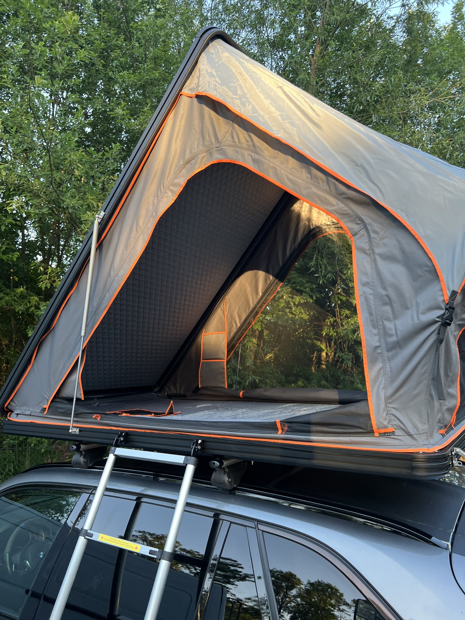 Namiot Dachowy CampKits HybridComp rozłożony na samochodzie