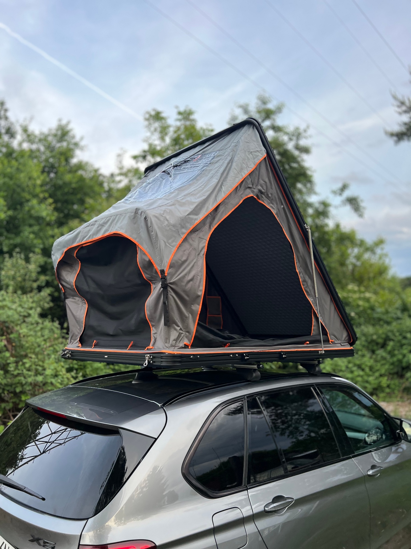 Namiot Dachowy CampKits HybridComp — widok z przodu z oknem Panoramic SkyRoof