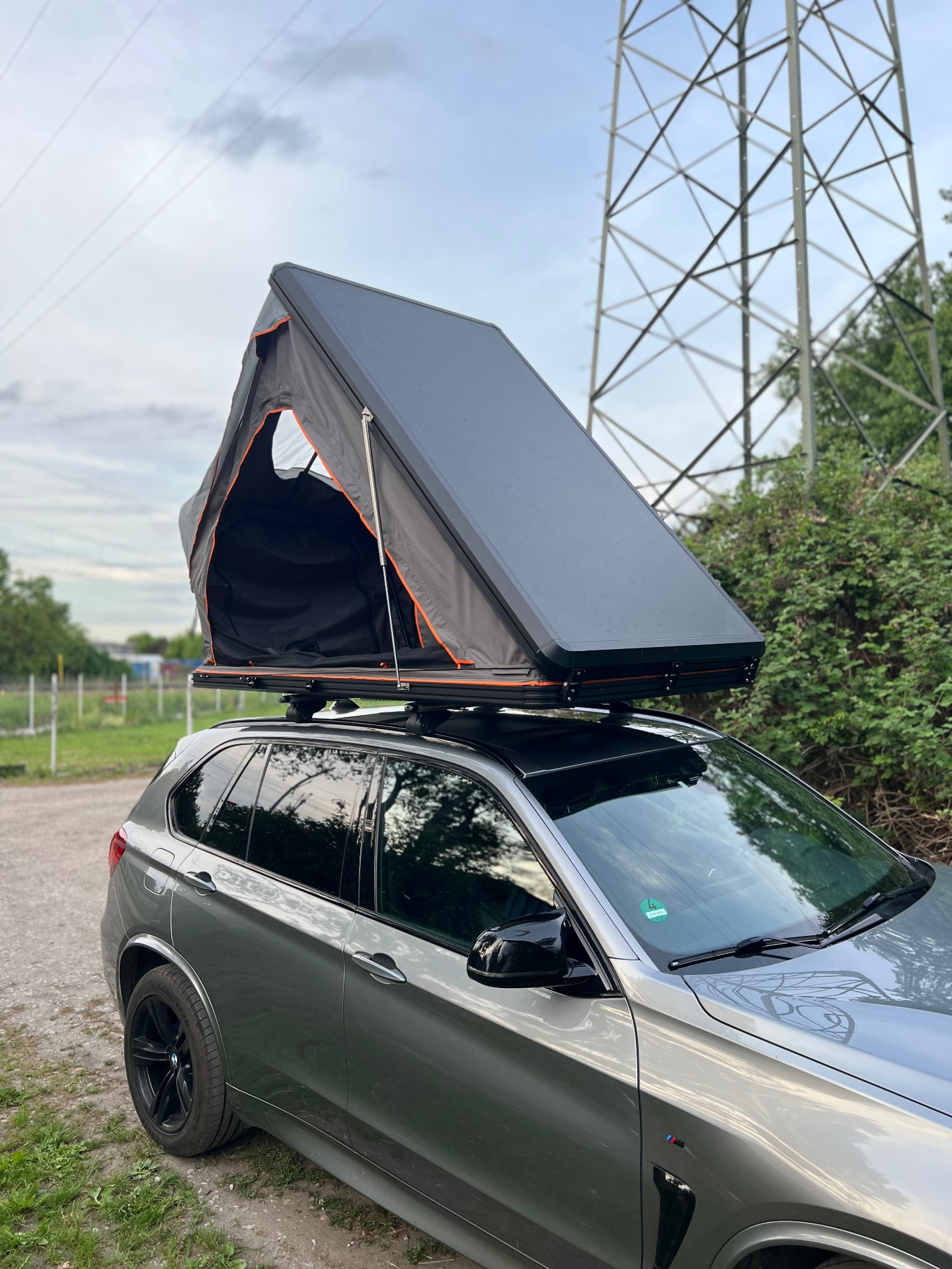 Namiot Dachowy CampKits HybridComp otwarty na BMW X5